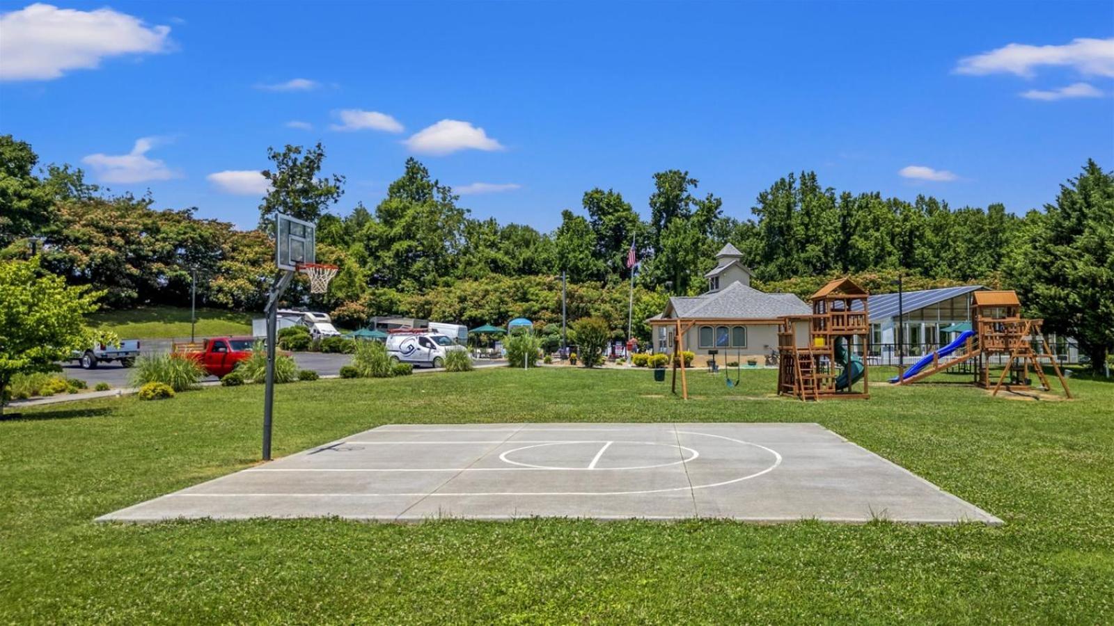 Smoky Mountain View Condo- Indoor Outdoor Pool, Walking Path, Playground, Basketball More Pigeon Forge Eksteriør bilde